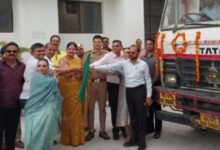 कंटेनर को रवाना करती जिला पंचायत अध्यक्ष शैफाली चौहान