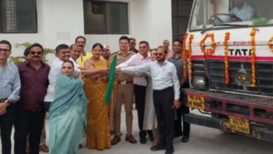कंटेनर को रवाना करती जिला पंचायत अध्यक्ष शैफाली चौहान