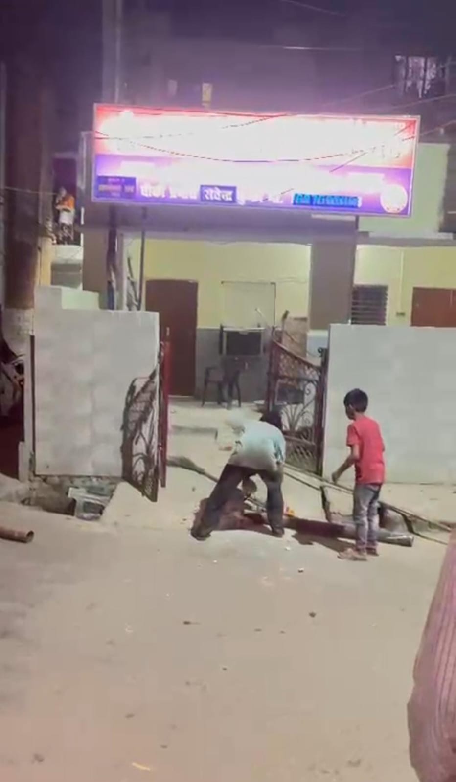 पुलिस से सहायता के लिए चौकी पहुंची महिला से पहले लगवाई झाडू…