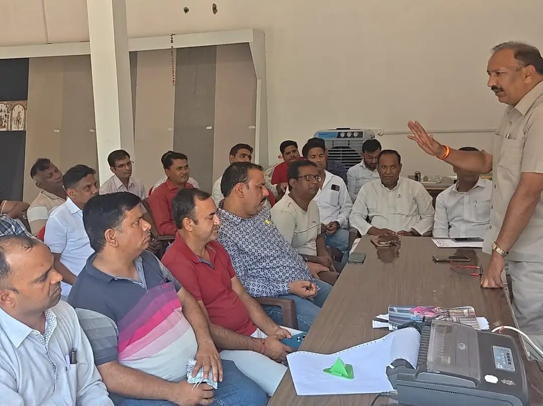 शिक्षक संघ की बैठक में निलंबन पर जताया रोष, आंदोलन की चेतावनी