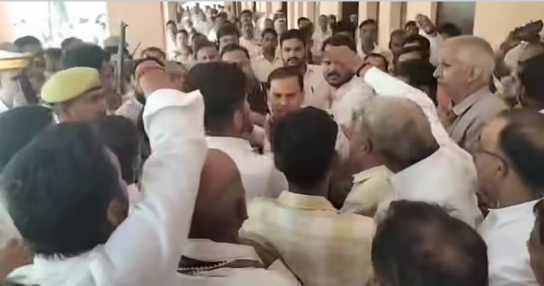 एसडीएम और लेखपाल की कार्यशाली को लेकर अधिवक्ताओं में आक्रोश
