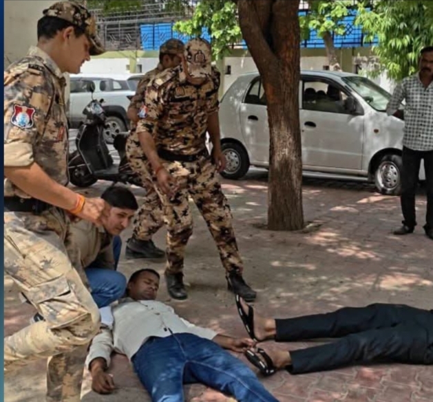 मथुरा न्यायालय में घुसे आतंकी, जवानों ने किया ढेर