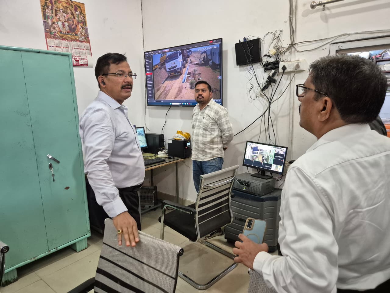 डीएम ने डिजिटल निगरानी माइनिंग कमांड सेंटर का किया निरीक्षण