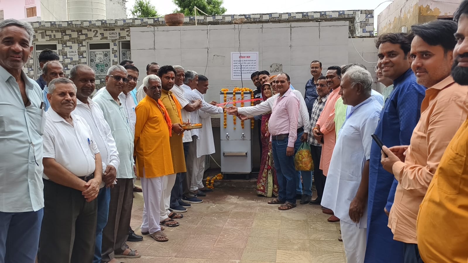 राजकीय विद्यालय बबाई भामाशाहों ने लगवाया वाटर कूलर फीता काटकर किया शुभारंभ