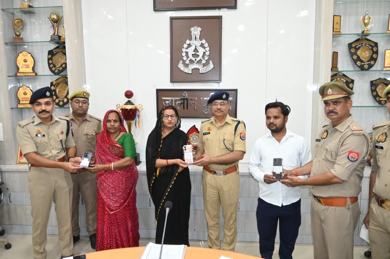 साइबर थाना पुलिस ने 35.70 लाख रुपए के 210 गुमशुदा मोबाइल बरामद स्वामियों को किए सुपुर्द