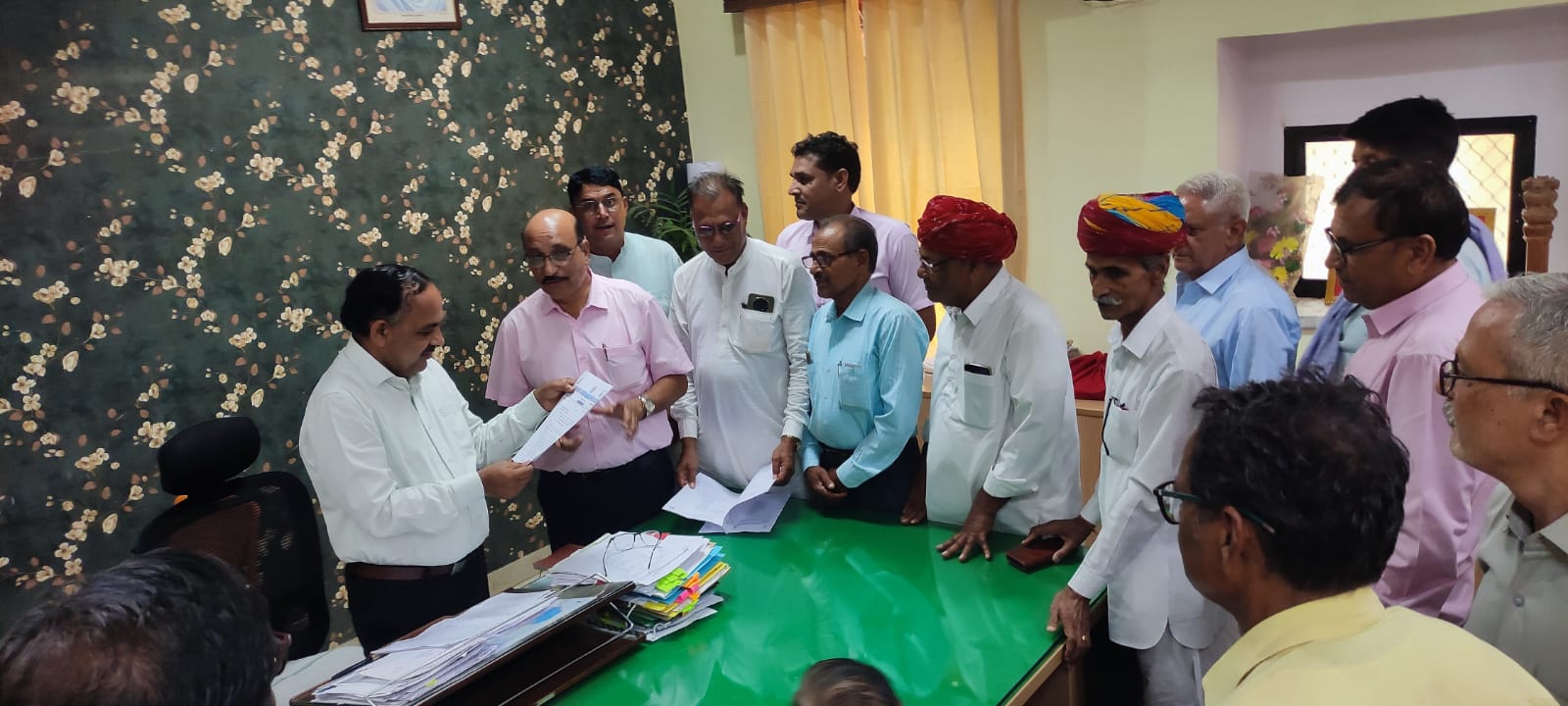 राजस्थान आदिवासी मीणा सेवा संघ ने मुख्यमंत्री के नाम सीकर जिला कलेक्टर को सौपा ज्ञापन