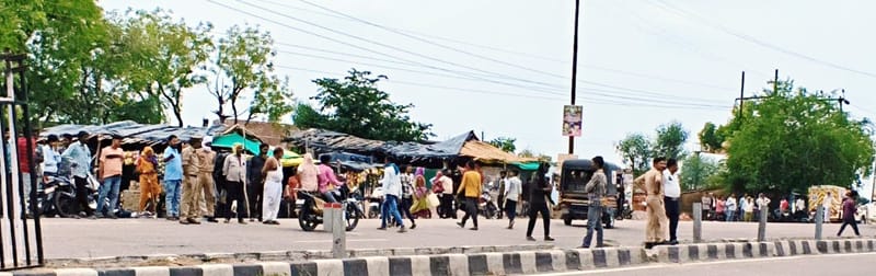 एन.एच.-44 पर रेलिंग निर्माण के विरोध में ग्रामीणों का चक्काजाम, घंटों बाधित रहा यातायात