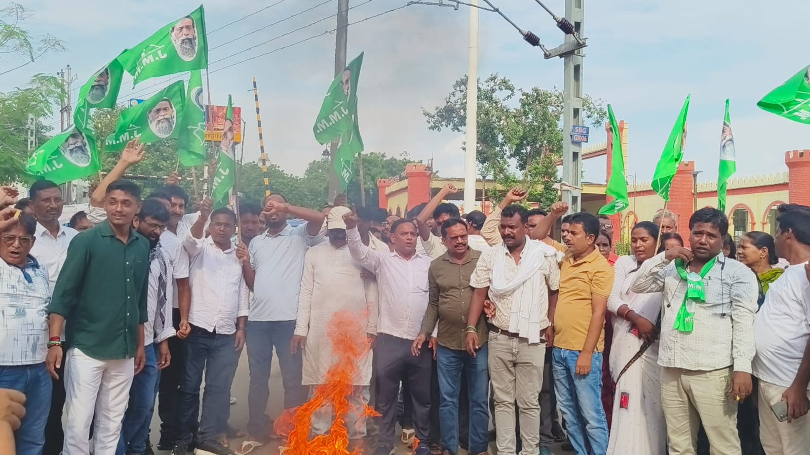 दिल्ली के जंतर मंतर पर आंदोलनरत छात्रों पर हुए लाठीचार्ज के विरोध में झामुमो जिलाध्यक्ष अरुण सिंह के नेतृत्व में पार्टी कार्यकर्ताओं ने केंद्र सरकार का पुतला किया दहन