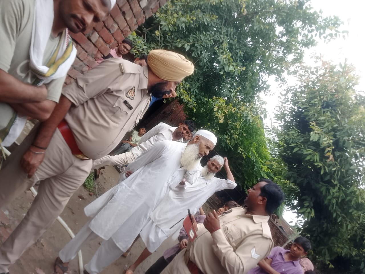 सरकारी नल के विवाद में महिला से अभद्रता, कपड़े फाड़े