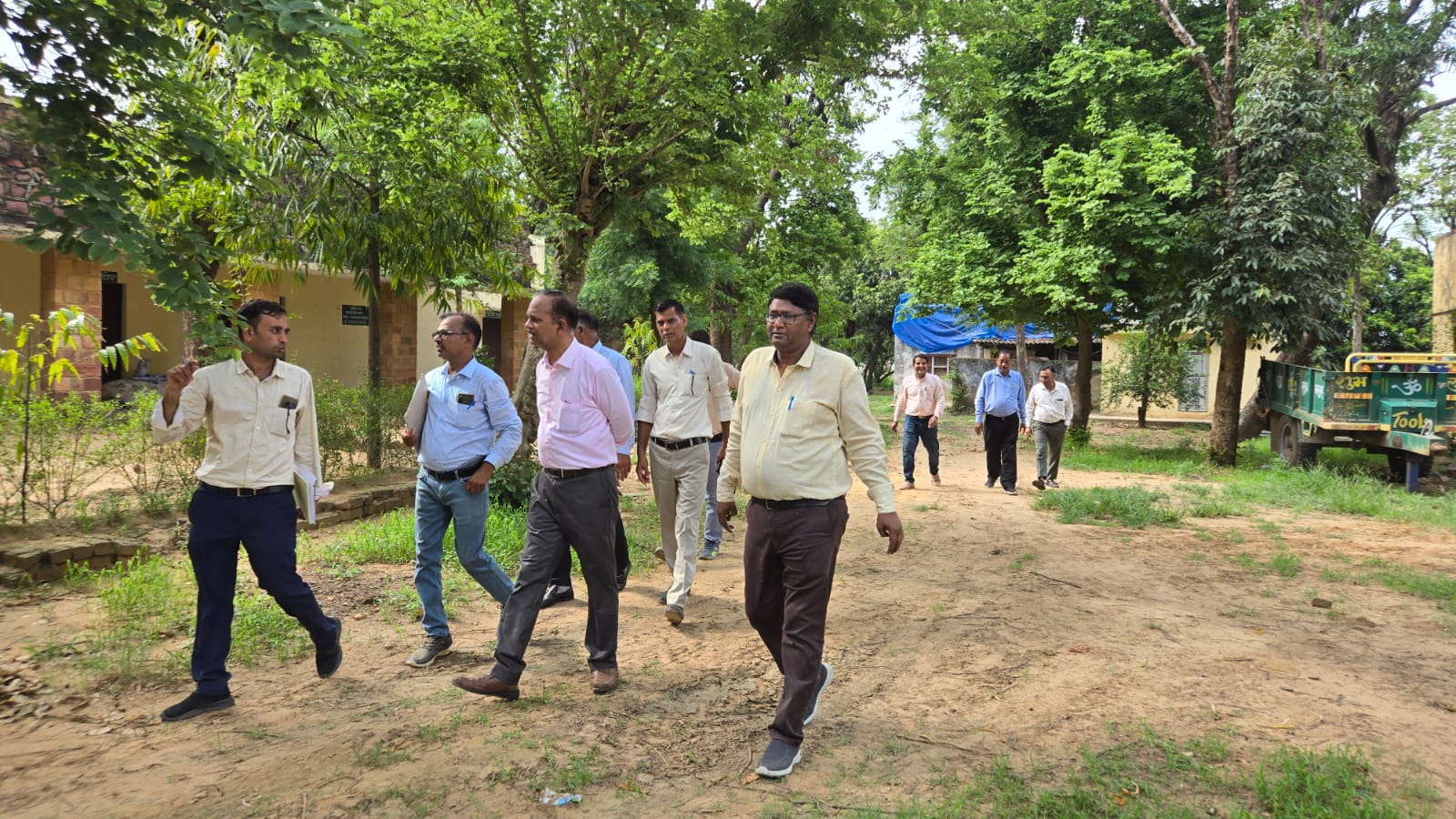 कुलगुरु एवं विश्वविद्यालय टीम ने किया कृषि महाविद्यालय भुसावर का दौरा