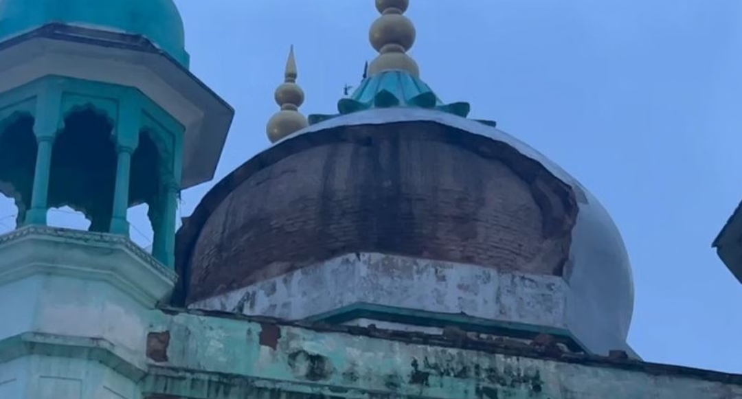 मथुरा के चौक की जामा मस्जिद में नमाज के दौरान गिरा गुंबद का हिस्सा