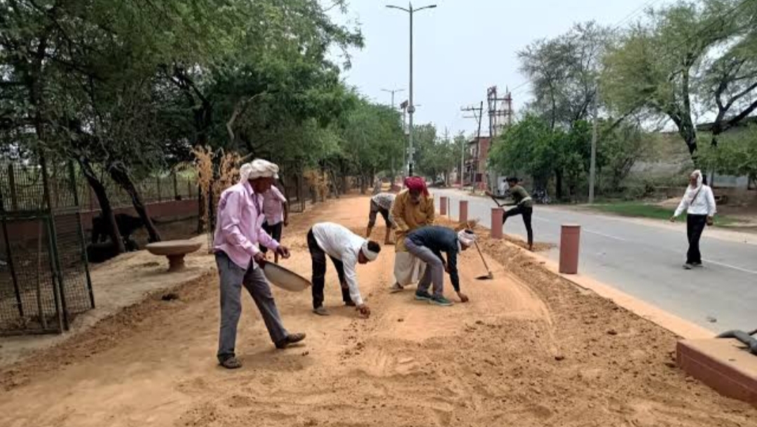 गोवर्धन की गिरिराज परिक्रमा मार्ग में कच्चे रास्तों पर डाली जा रही मिट्टी