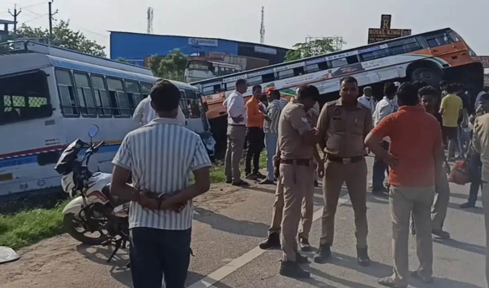 कोसीकलां में रोडवेज बस में निजी बस ने टक्कर मारी, 13 घायल