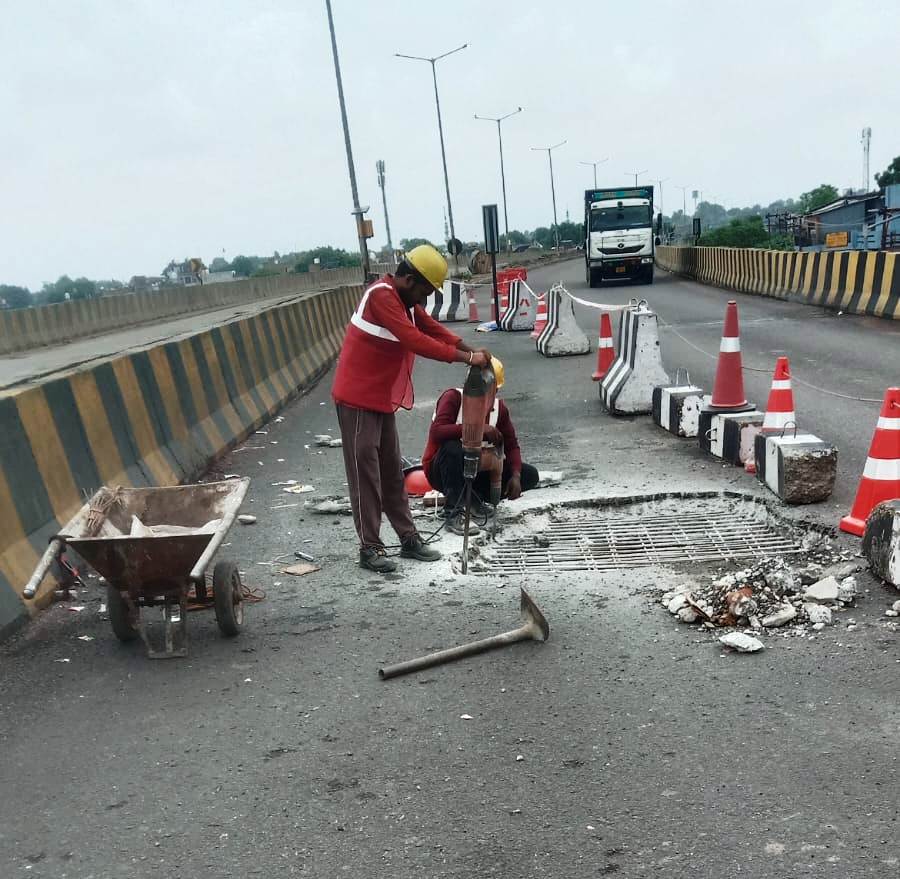 ओवरब्रिज पर धंसी सड़क की मरम्मत अधर में