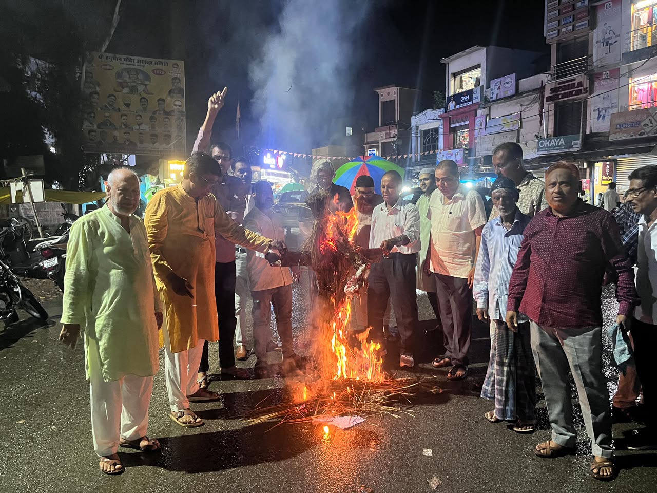 राहुल गांधी की गिरफ्तारी के विरोध में कांग्रेस कार्यकर्ताओं ने किया प्रधानमंत्री का पुतला दहन