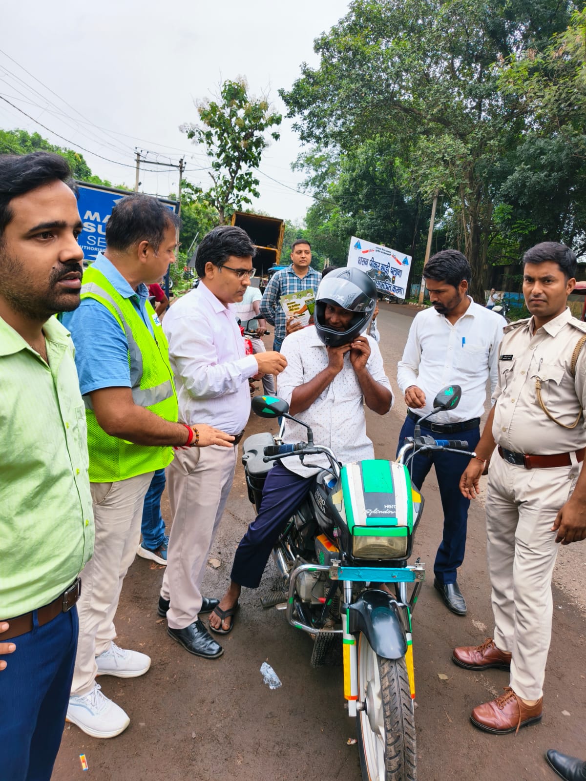 सड़क सुरक्षा अभियान के तहत पाकुड़ में आईएसआई हेलमेट का वितरण