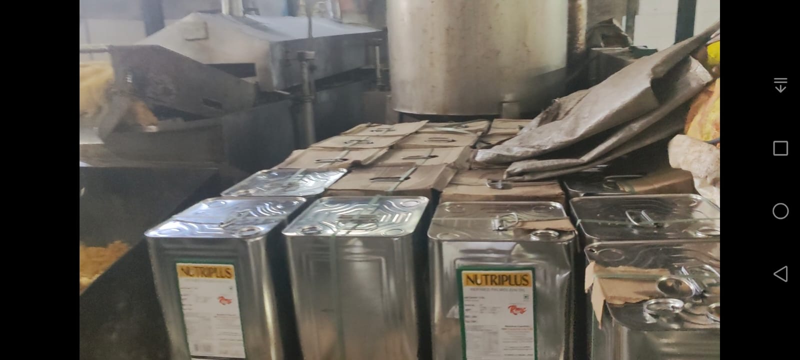 एक्सपायर्ड पामोलीन तेल से बन रही थी नमकीन