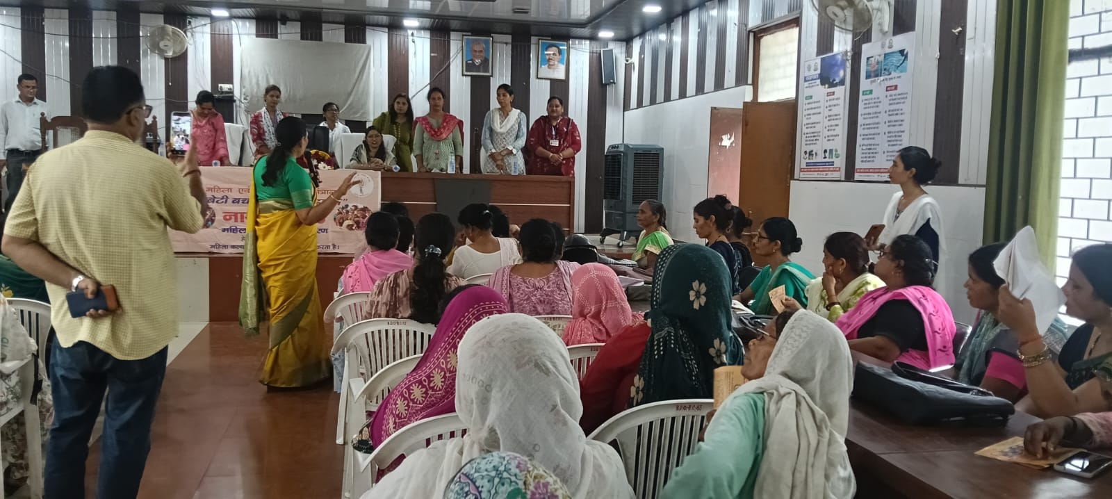 बिथरी चैनपुर में महिला सशक्तिकरण पर विधिक जागरूकता शिविर