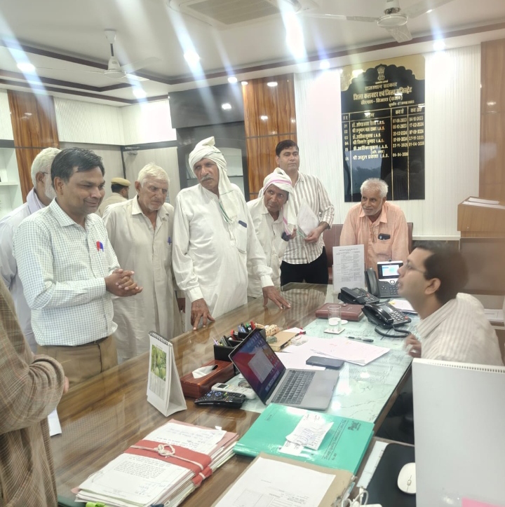 स्कूल की समस्याओं को लेकर जिला कलेक्टर से मिले