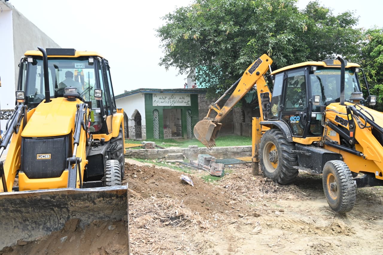 सरकारी भूमि पर बने इमामबाडे व मजार को किया गया ध्वस्त।