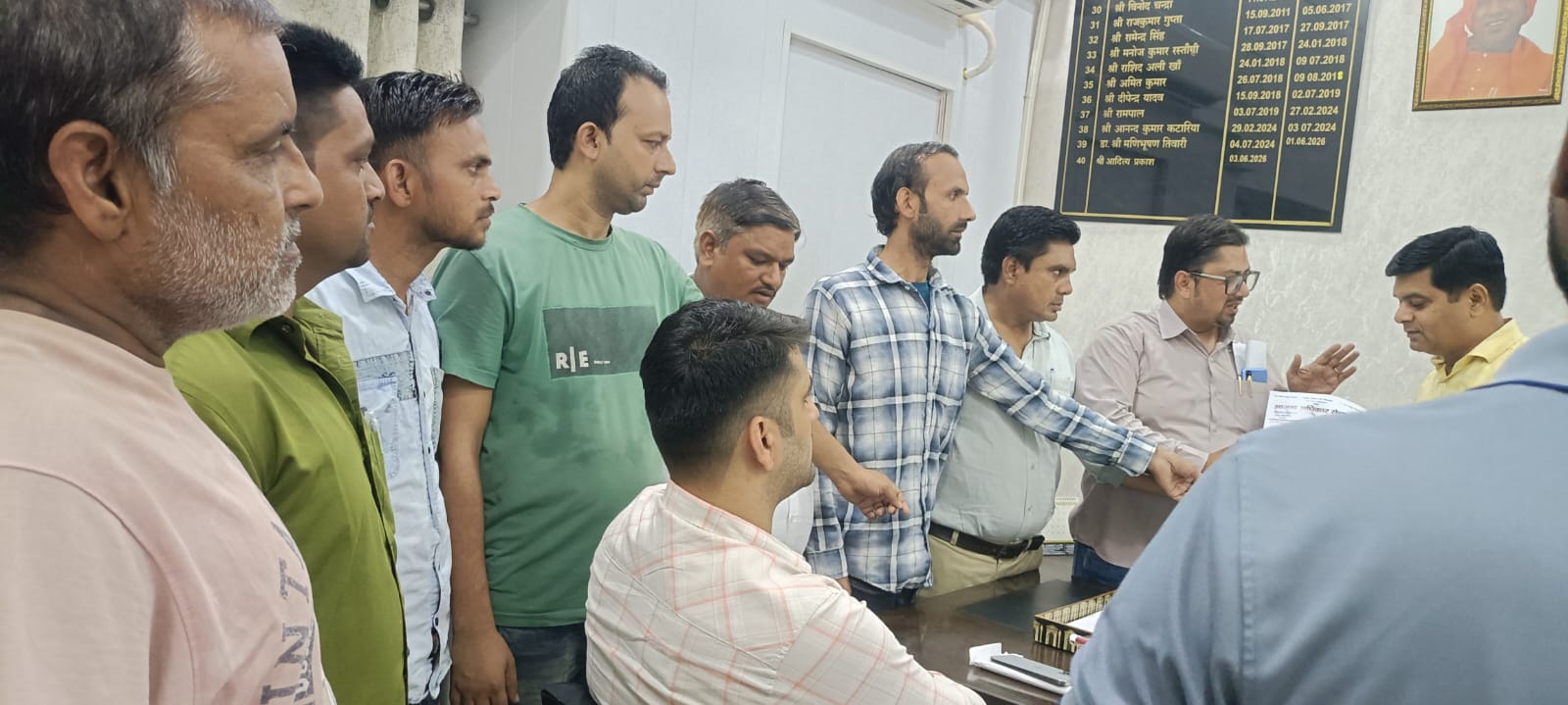 आजाद अधिकार सेना ने EO के माध्यम से मंडल आयुक्त को ज्ञापन सौंपा।