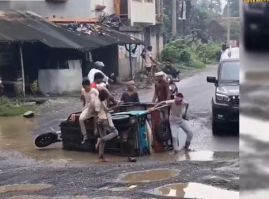 बाहिरग्राम मोड़ की बदहाल सड़क बनी हादसों का सबब, बीच सड़क पर पानी से भरा गड्ढा बना खतरा