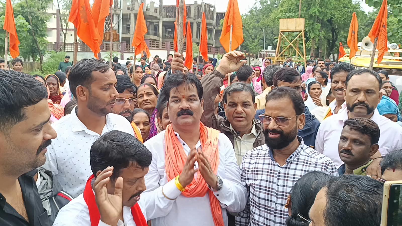 भारी बारिश में भी नहीं डगमगाए कदम, मजदूरों ने दिया धरना