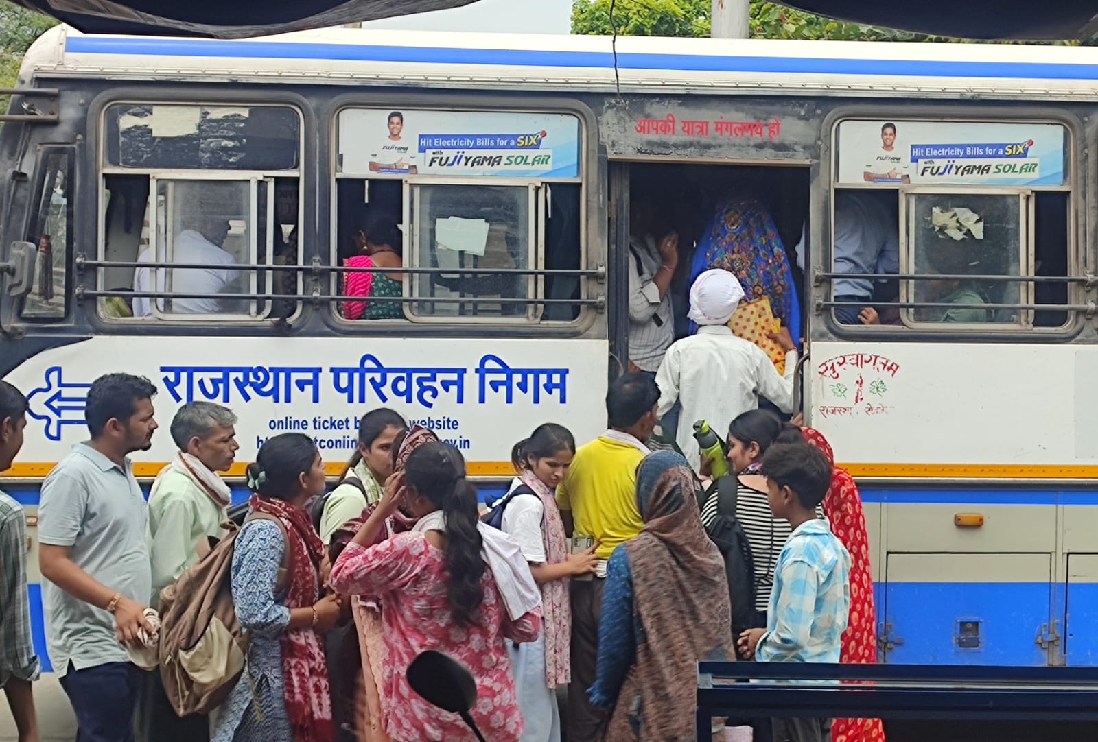 रक्षाबंधन पर्व के समापन होते ही वाहनों में सवारियों की भीड जमकर देखी गई