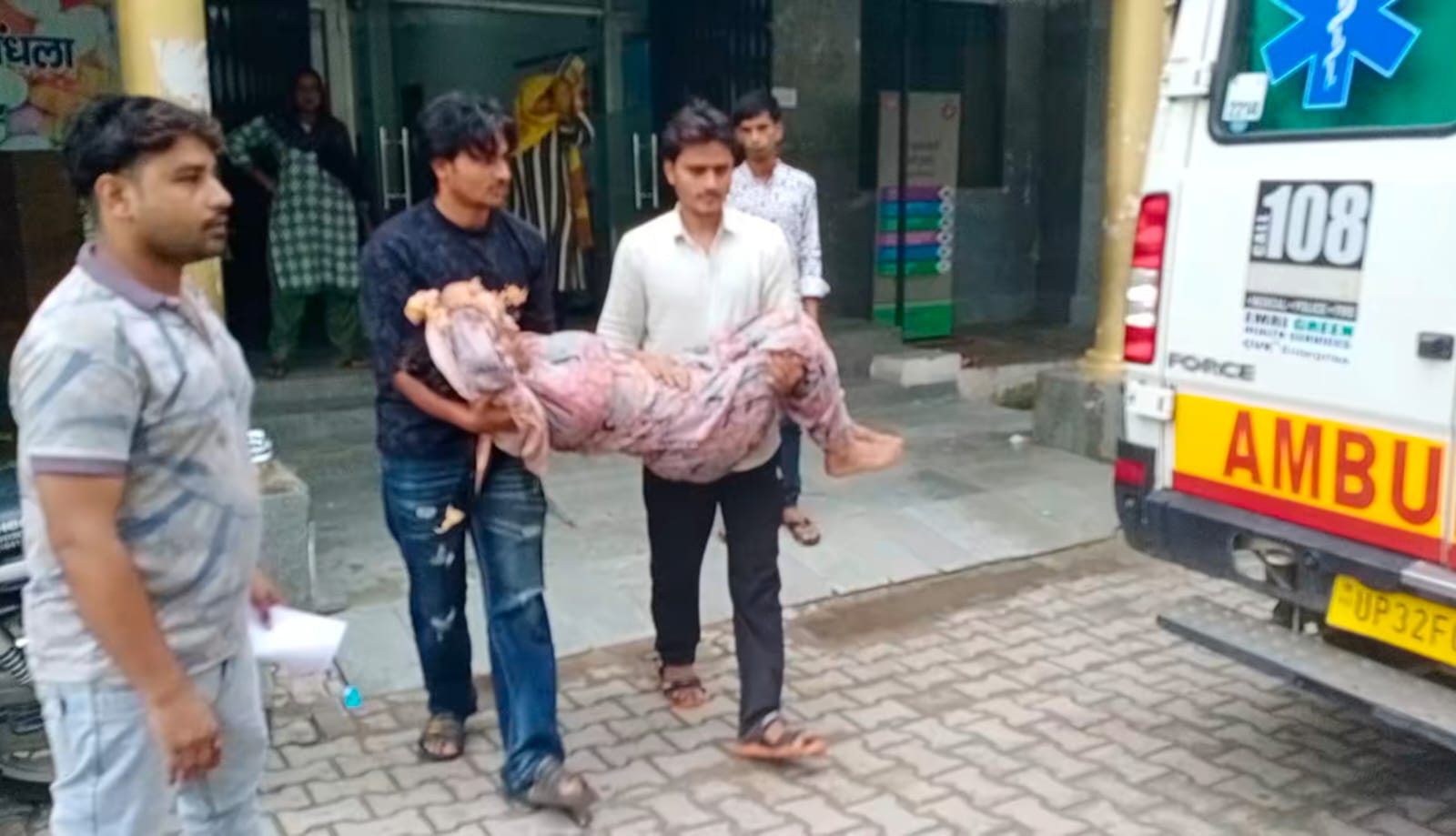 आवारा गोवंश के हमले में महिला घायल