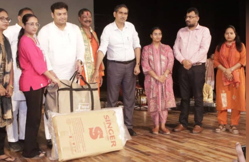 मथुरा में तिरंगा महोत्सव में 279 शिक्षकों का रुका वेतन बहाल करने की घोषणा