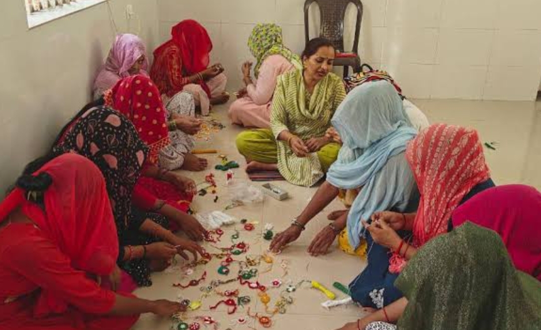 मथुरा के जिला कारागार में महिला बंदी इकोफ्रेंडली राखियां तैयार
