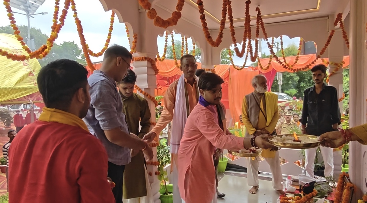 भव्य मंदिर का हुआ निर्माण वैदिक मंत्रोच्चारण के बीच पुलिस अधीक्षक ने किया प्राण प्रतिष्ठा