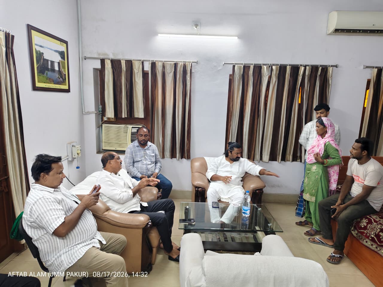 सांसद विजय हांसदा ने जनता और कार्यकर्ताओं की समस्याएं सुनीं, समाधान का दिया भरोसा