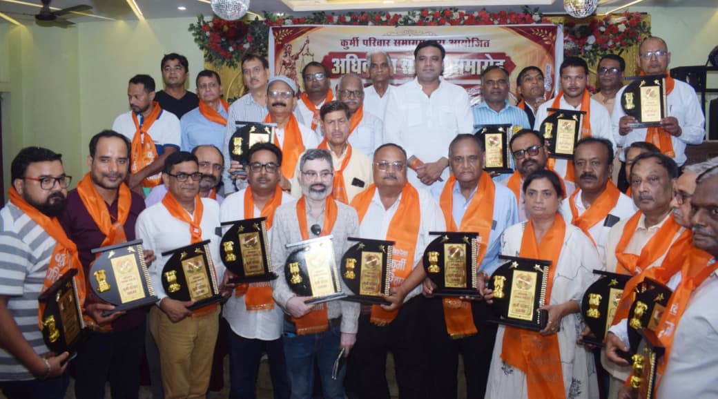 कानपुर क्रिकेट एसोसिएशन के उपाध्यक्ष एवं कानपुर उद्योग व्यापार मंडल के जिलाध्यक्ष आशीष सचान ने अधिवक्ताओं का सम्मान किया