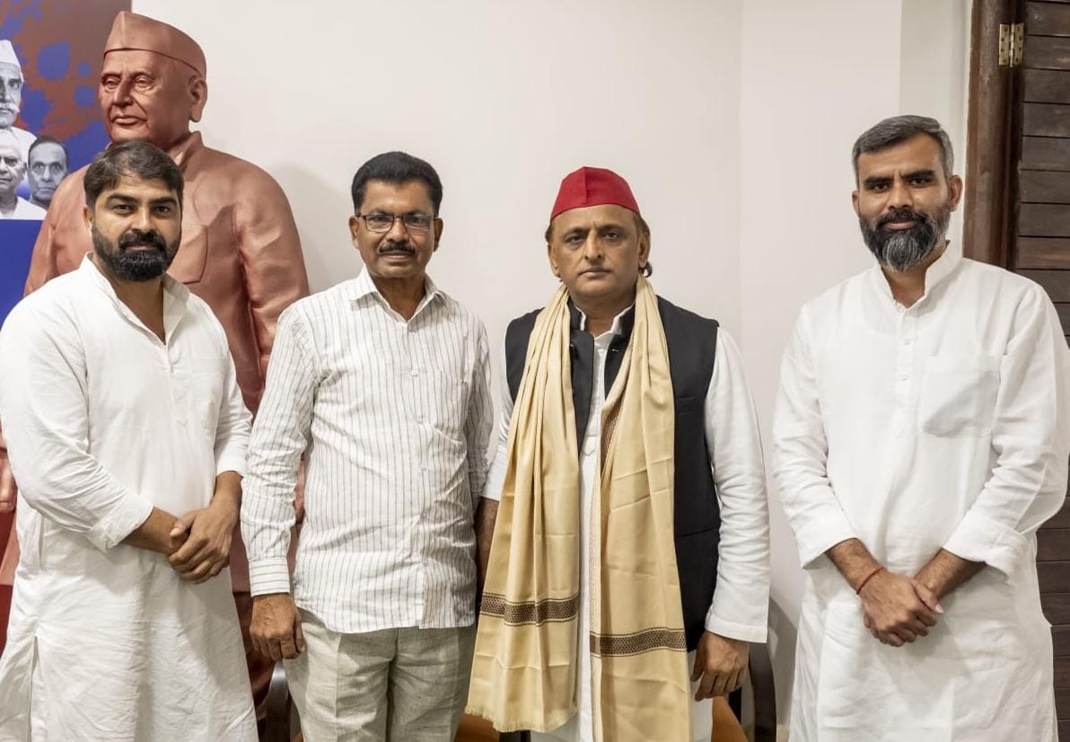 सपा के सम्भावित प्रत्याशी हरेन्द्र चौधरी ने अखिलेश यादव से की मुलाकात महेन्द्र वाल्मीकि ने कराई शिष्टाचार भेंट