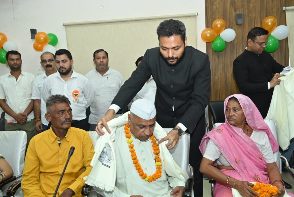 स्वतंत्रता दिवस पर डीएम ने किया ध्वजारोहण