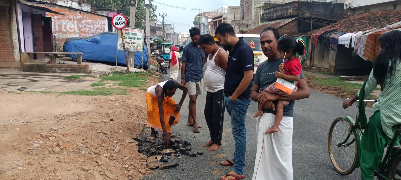 पथरगामा-बरमसिया सड़क निर्माण में ग्रामीणों ने अनियमितता का लगाया आरोप