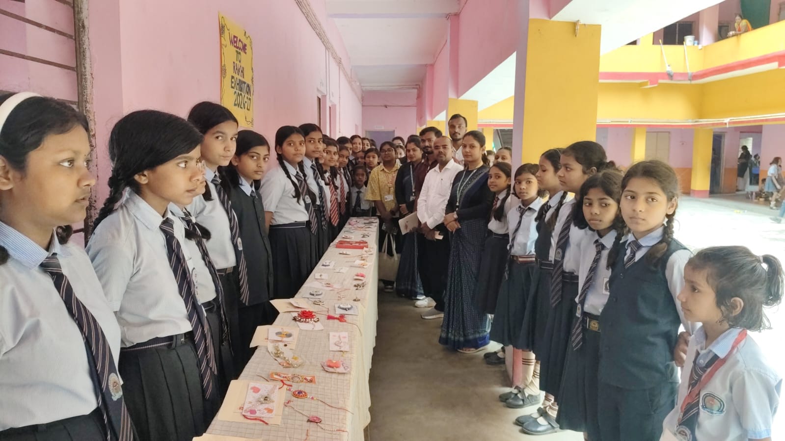 राखी मेकिंग प्रतियोगिता में बच्चों ने दिखाई प्रतिभा