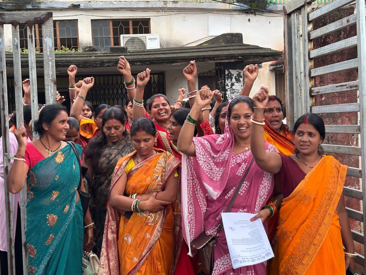 जेएसएलपीएस महिला कैडरों ने मानदेय बढ़ोतरी व 5 सूत्री मांगों को लेकर किया प्रदर्शन