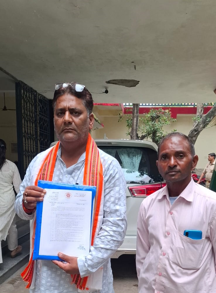 अहमदगढ़ की एक दर्जन से अधिक सड़कों के निर्माण की मांग, डीएम को सौंपा पत्र