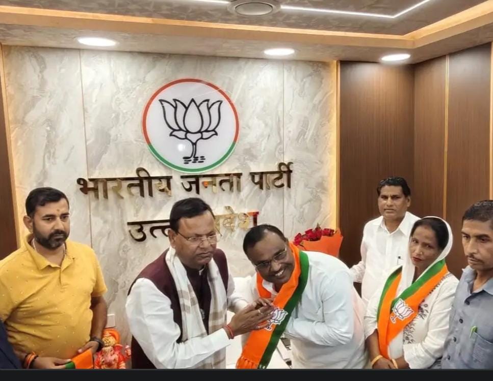 हापुड़ नगर पालिकाध्यक्ष पुष्पा देवी पति श्रीपाल सिंह के साथ भाजपा में हुए शामिल