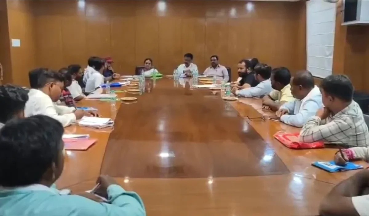 5 घंटे चली बैठक, सीबीआई जांच पर नहीं बनी बात