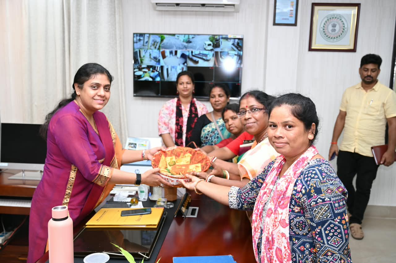 जेएसएलपीएस की दीदियों ने उपायुक्त मेघा भारद्वाज को भेंट की हस्तनिर्मित राखी