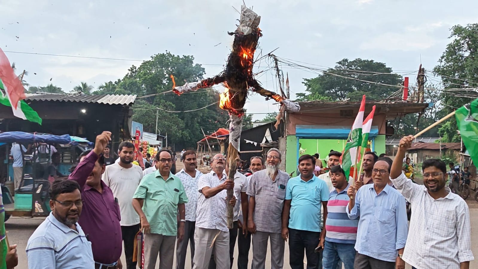 राहुल गांधी के विरुद्ध प्राथमिकी के विरोध में पाकुड़ जिला कांग्रेस का विशाल प्रदर्शन, केंद्र सरकार का किया पुतला दहन