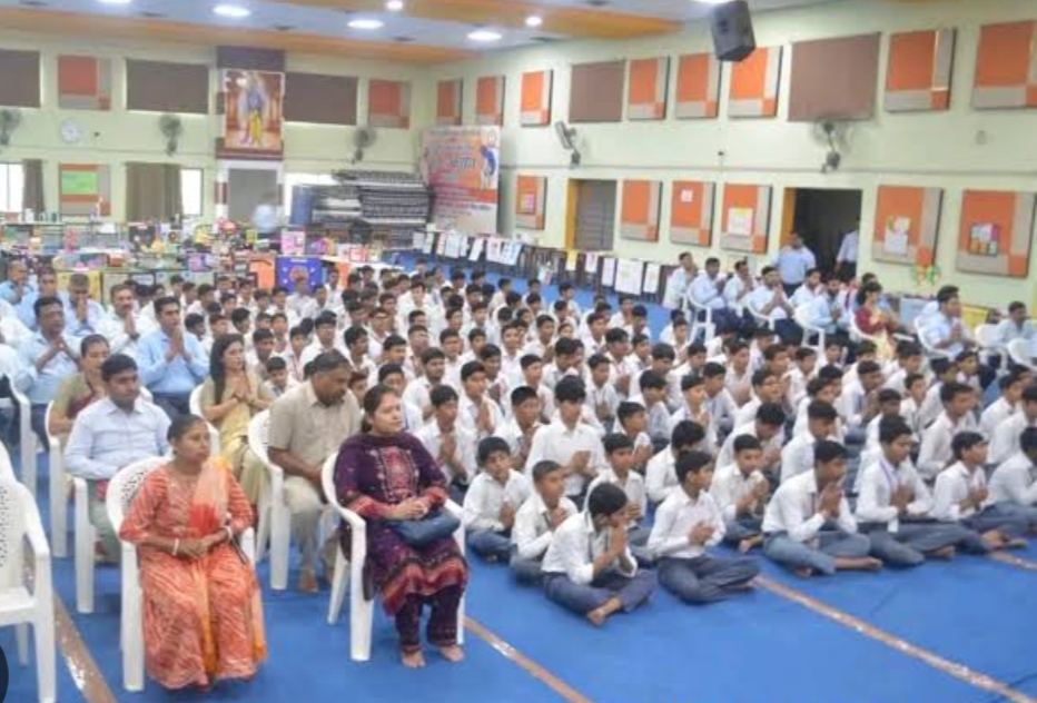 स्कूल में श्रीकृष्ण जन्माष्टमी हर्षोल्लास से मनायी