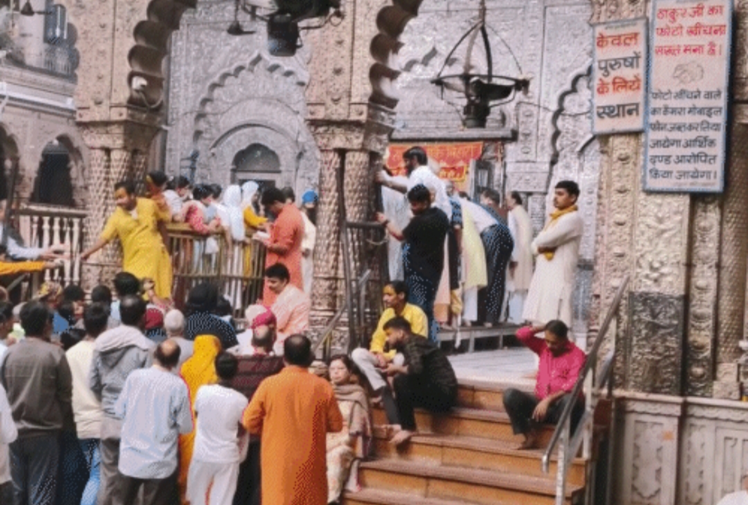 वृंदावन के बांकेबिहारी मंदिर में नहीं फेंकी जाएगी माला और प्रसाद