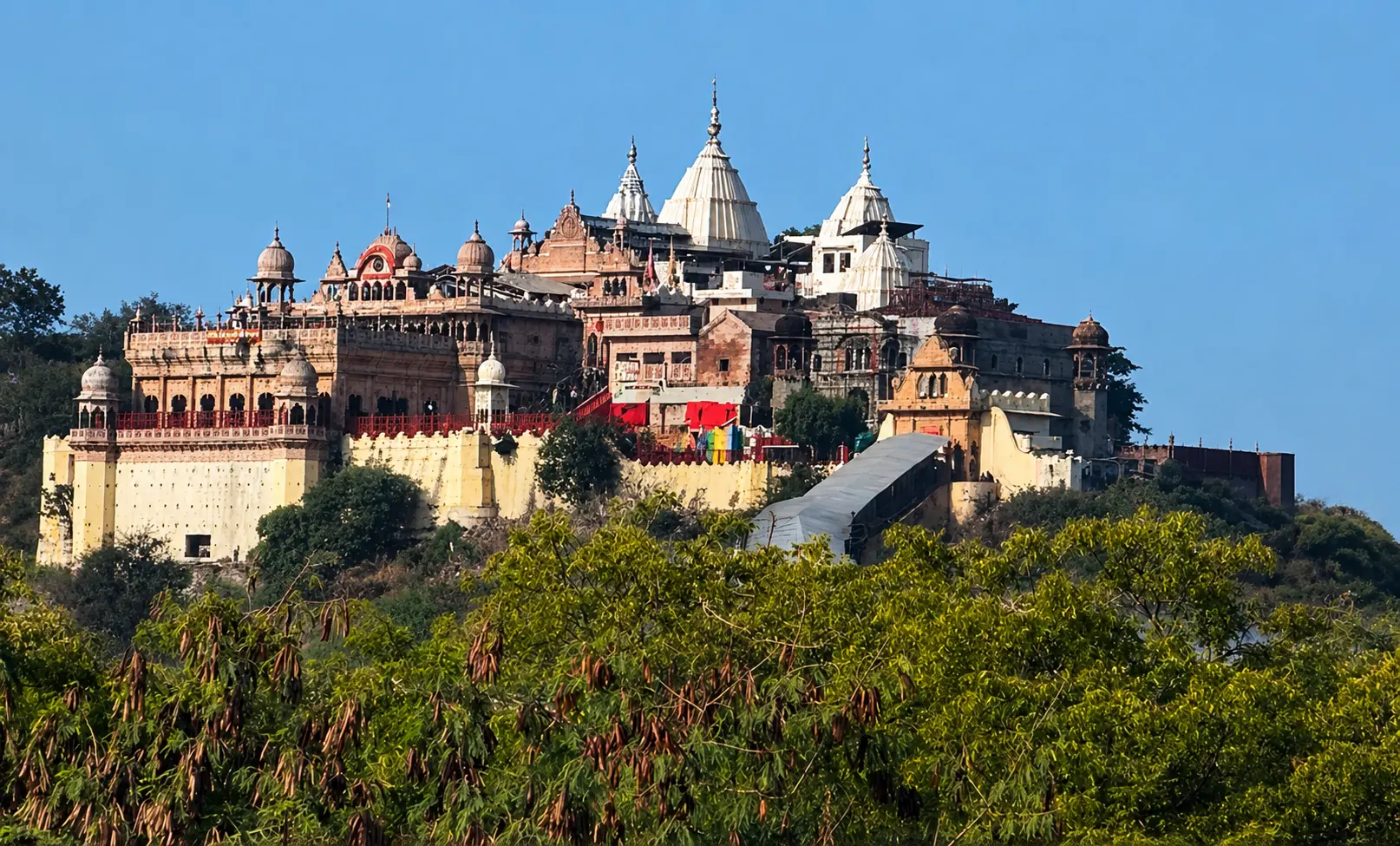 बरसाना में राधाष्टमी से पहले ठहरने की जगह फुल