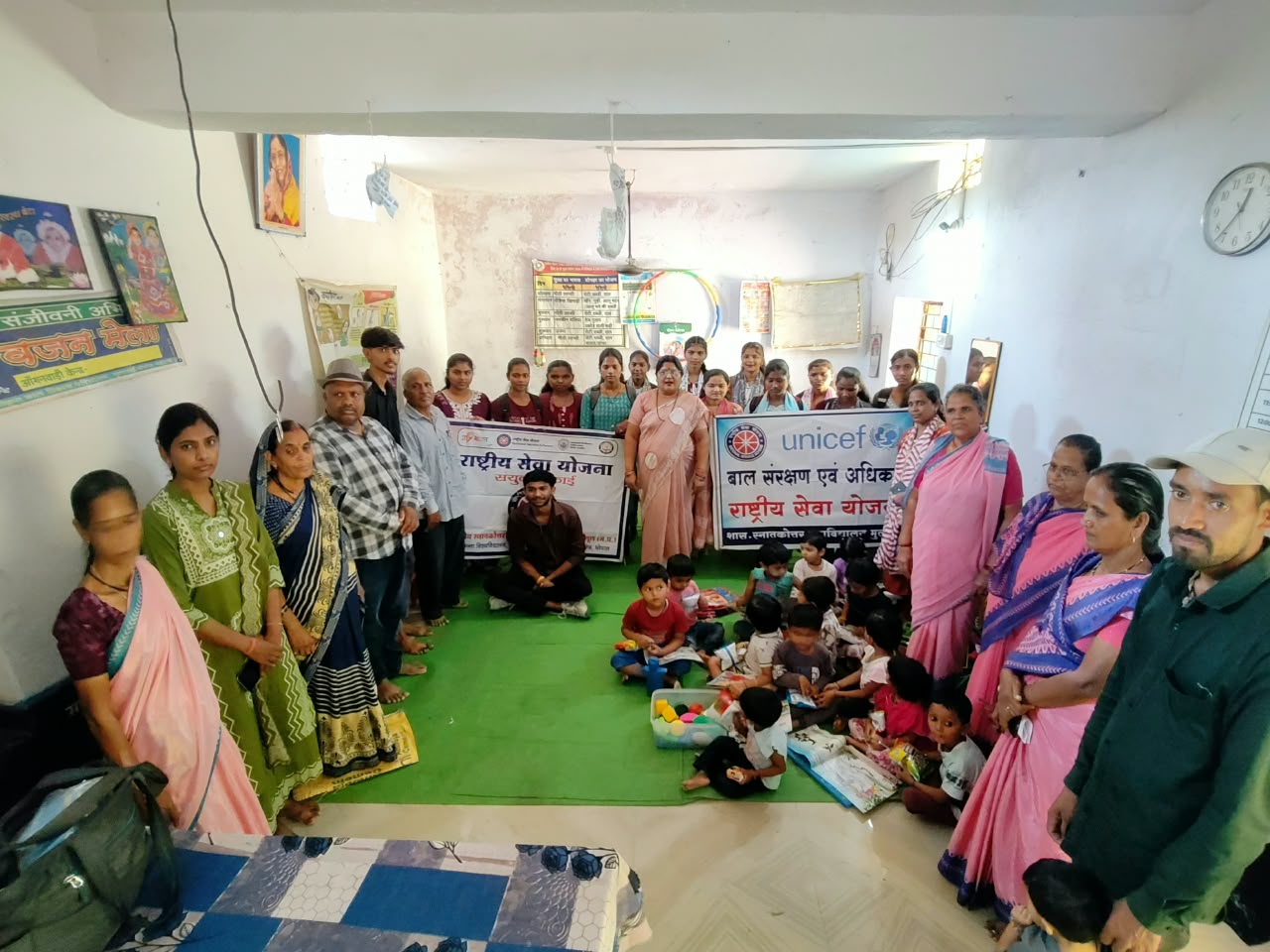 बैतूल बच्चों को आंगनवाड़ी में वितरित की गई किताबें और अध्ययन सामग्रियां