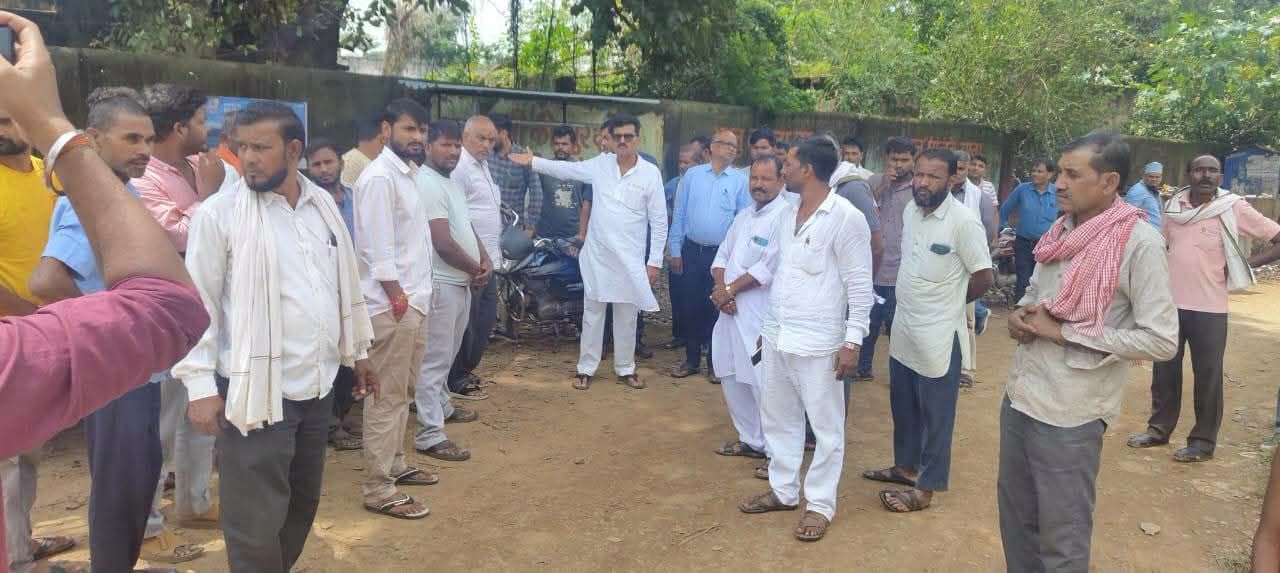 देवसर में स्वीकृत सिविल अस्पताल भवन के प्रस्तावित स्थल का विधायक ने किया निरीक्षण