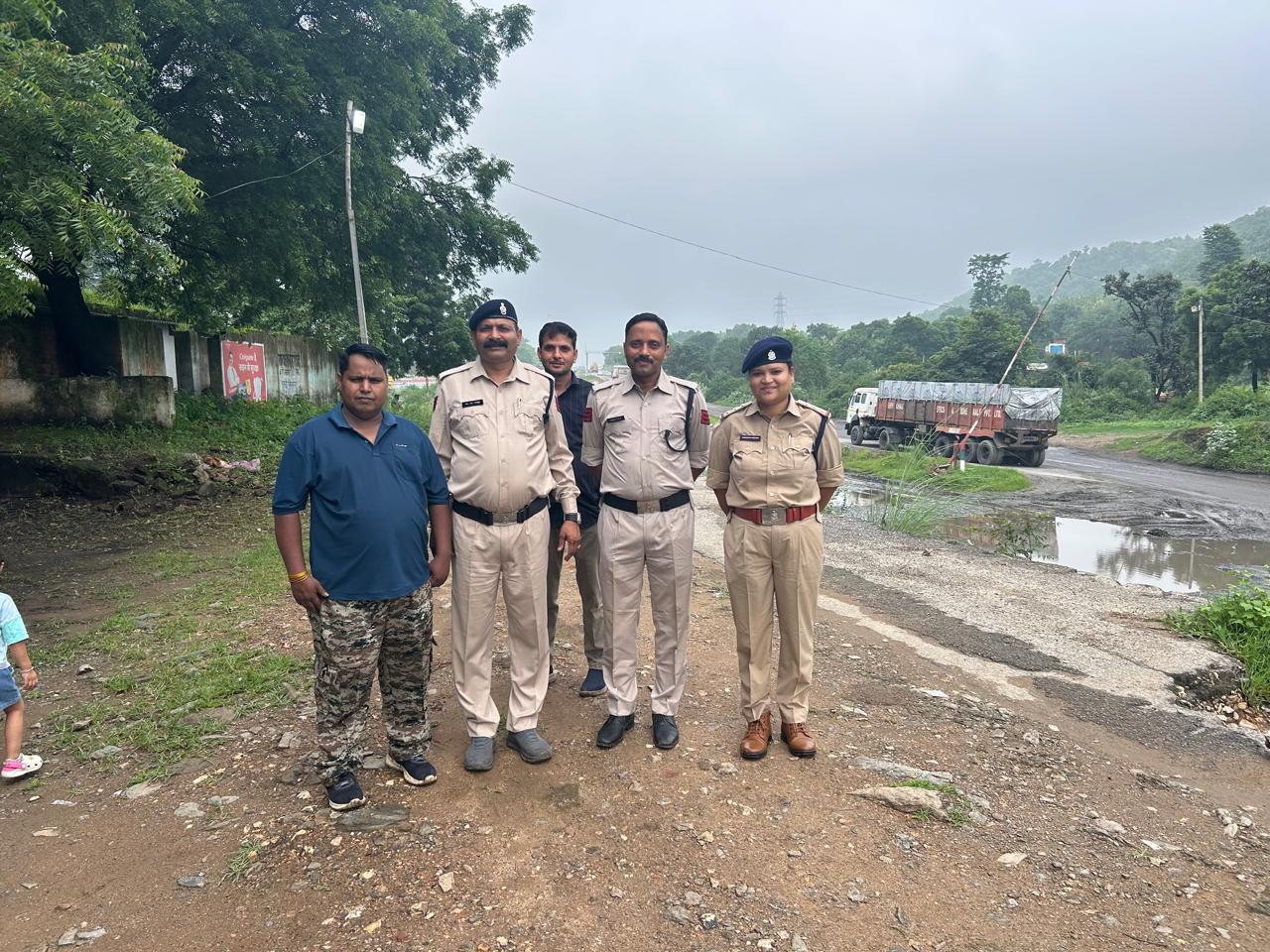 मालवाहक पिकअप से यात्री परिवहन पर परिवहन विभाग की कार्रवाई, चार वाहन जब्त